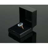 9ct gold ladies single aqua stone ring: size M, 3.2g.