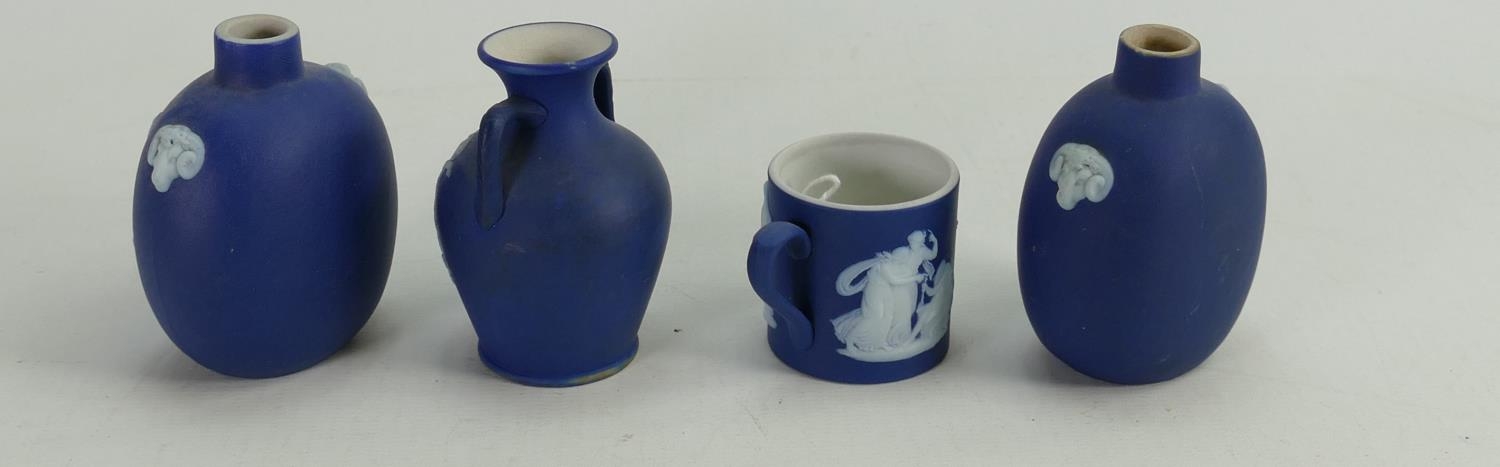 A collection of Wedgwood dip blue miniature items to include: Crested vases & tankard. - Image 3 of 4