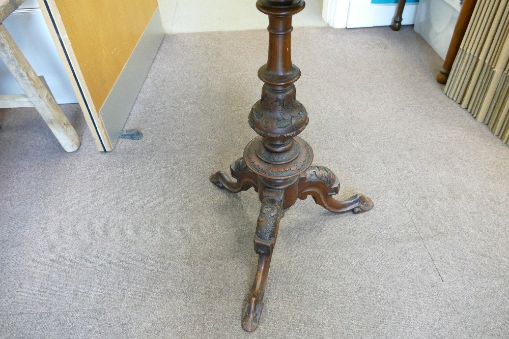 Carved and inlaid Victorian wine table: A fine quality piece. - Image 3 of 3