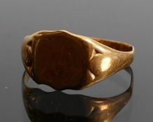 18ct gold antique signet ring: 4.3g. (bent)
