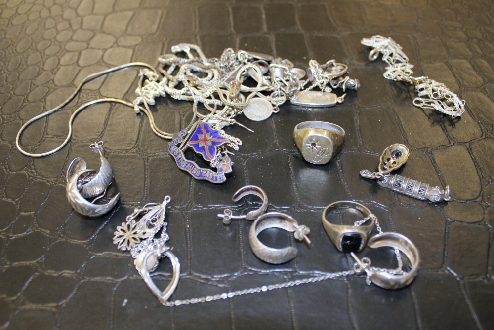 A Collection of Silver & Plated Items to include: Earrings, Chains rings etc