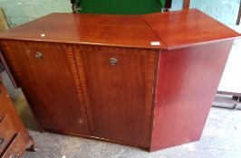 Reproduction mahogany veneered extending home bar/drinks cabinet: 2 doors to front, with shelves