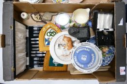 A mixed collection of items to include: Wedgwood jasperware, damaged meerschaum pipe, heraldic