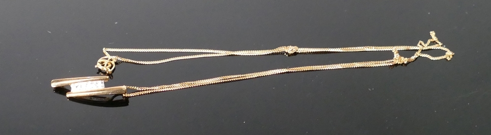 9ct Gold necklace & pendant. Overall wight, 1.5grams.