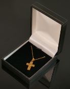 9ct Gold crucifix on fine chain: Marked Italy and stamped 375. Weighs 2.8g.