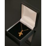 9ct Gold crucifix on fine chain: Marked Italy and stamped 375. Weighs 2.8g.