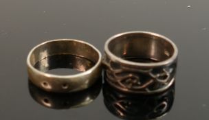 Silver wedding bands: one decorated Sizes S/T and plain size V/W. 11.1g. (2)