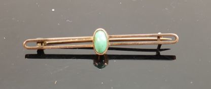 9ct gold bar brooch set with turquoise stone, 2.6g:
