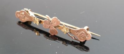 9ct rose gold clover bar brooch: with metal pin 1.6g.
