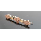 9ct rose gold clover bar brooch: with metal pin 1.6g.