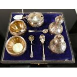 Silver 5 pc condiment set: hallmarked for Birmingham 1919, 129g.