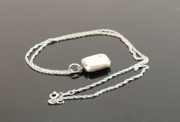 Silver locket with 18" necklace, 5.2g: