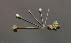 Gold coloured metal and gilt jewellery: Includes 2 gold coloured metal pins (1.8g), gold coloured