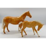 Beswick Palomino Huntsman's Horse 1484: together with similar large foal 947(2)