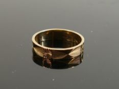 9ct gold shaped wedding ring, size L/M,1.9g: