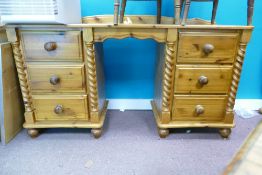 Pine Dressing table: With twisted columns.