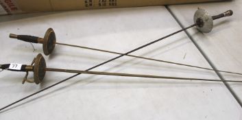 3 x vintage fencing foils: to include 2 brass examples (1 a/f) and a Leon Paul foil, 109cm longest.