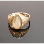 9ct gold ring set with oval opal stone: size L,4.9g.