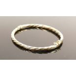 9ct gold ladies bangle: Gross weight 4.g.