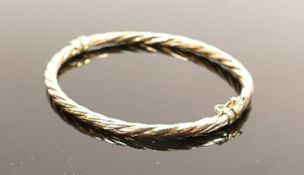 9ct gold ladies bangle: Gross weight 4.g.