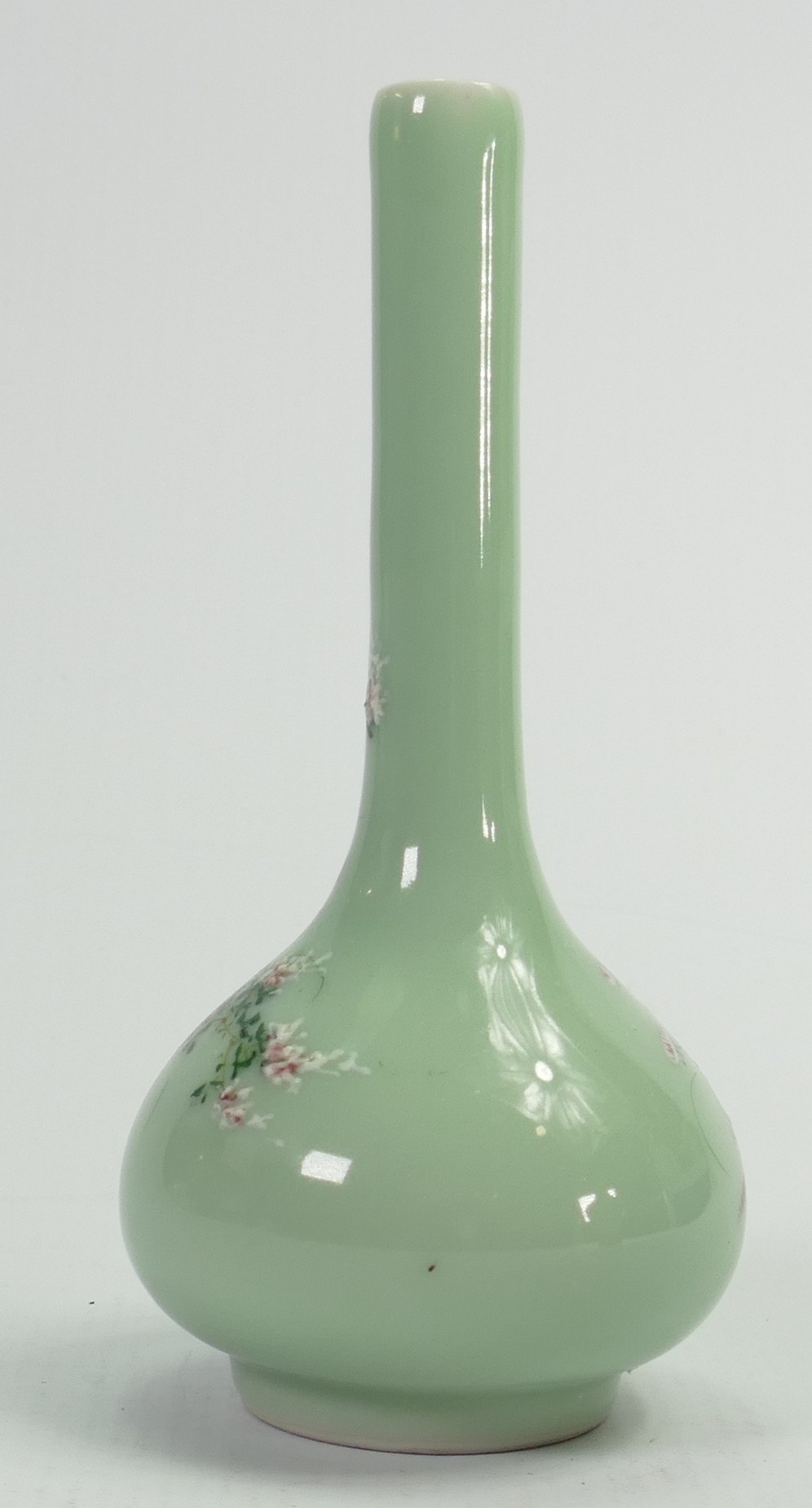 A collection of Chinese porcelain items: Comprising small vase, small plate decorated with - Image 5 of 7