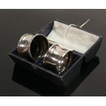 Cased pair of hallmarked silver napkin serviette rings: Weight 37.3g. No engraved initials or