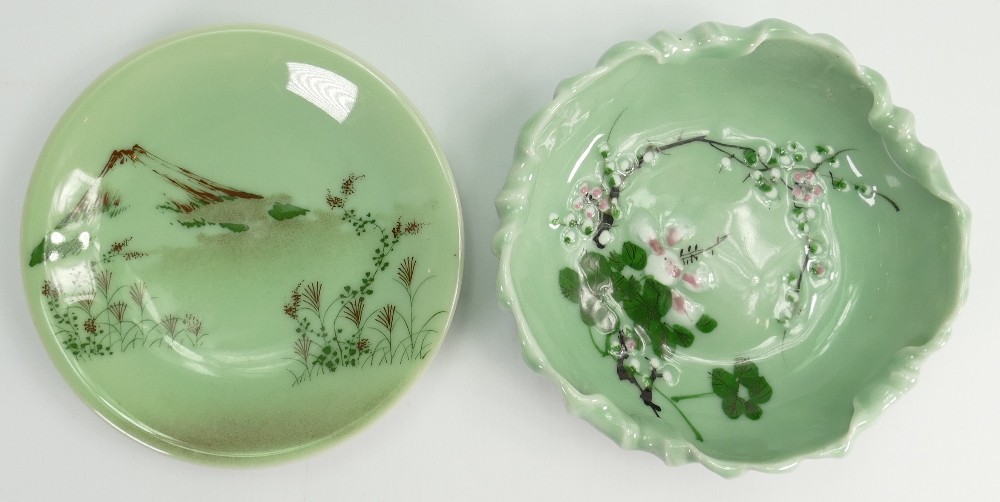 A collection of Chinese porcelain items: Comprising small vase, small plate decorated with - Image 3 of 7