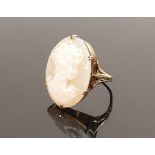 9ct gold and large cameo set ladies dress ring: Size M, weight 5.9g.