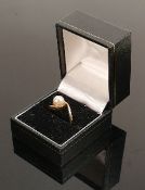 9ct gold and pearl set ladies dress ring: Size R, weight 3.3g.