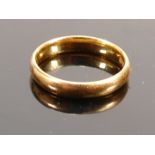 22ct gold wedding band size N: Gross weight 4.3g.
