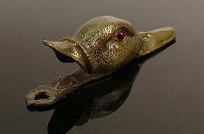 Victorian ducks bill brass letter clip with glass eyes: In good original condition, well defined and - Image 3 of 4