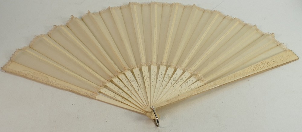 19th century silk fans and parasol: Large & small fans, largest fan length 38cm, cane & silk parasol - Image 6 of 12