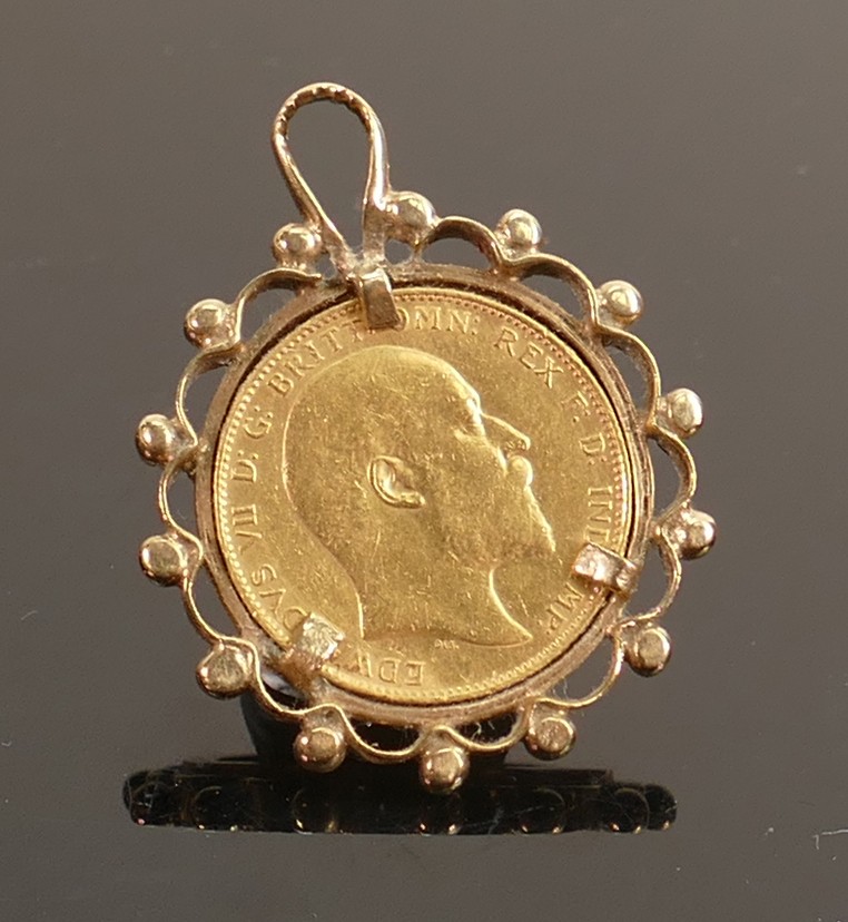 FULL gold sovereign coin 1910 in mount: Weight 13.3g gross.