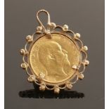 FULL gold sovereign coin 1910 in mount: Weight 13.3g gross.