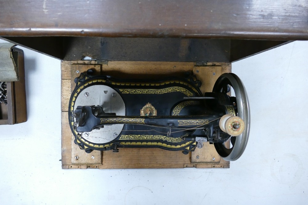 19th century Bradbury & Co Wellington sewing machine in good condition: In wooden case with original - Image 6 of 6