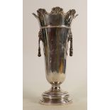 Silver two handled vase: Hallmarked for London 1922, lions head handles, 892.9g.