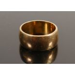 9ct gold wedding ring band: Weight 6.6g, size M.