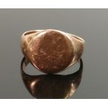 9ct rose gold signet ring: 6.8g.