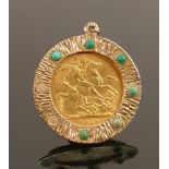 FULL gold sovereign coin 1915 in mount: Weight 11.7g gross. Two turquoise missing from mount.
