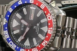 Gentleman's Seiko automatic divers watch: Stainless steel day date with blue & red dial.