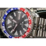 Gentleman's Seiko automatic divers watch: Stainless steel day date with blue & red dial.