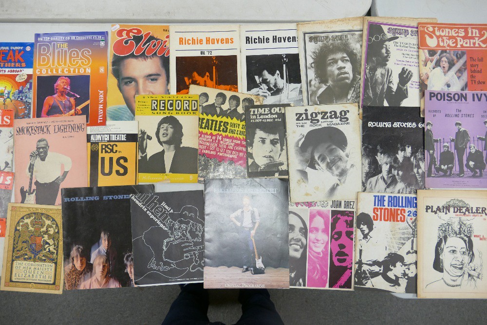 A collection of 1960s & later Music & Rock & Roll ephemera, tour souvenirs & collectors club - Image 5 of 22