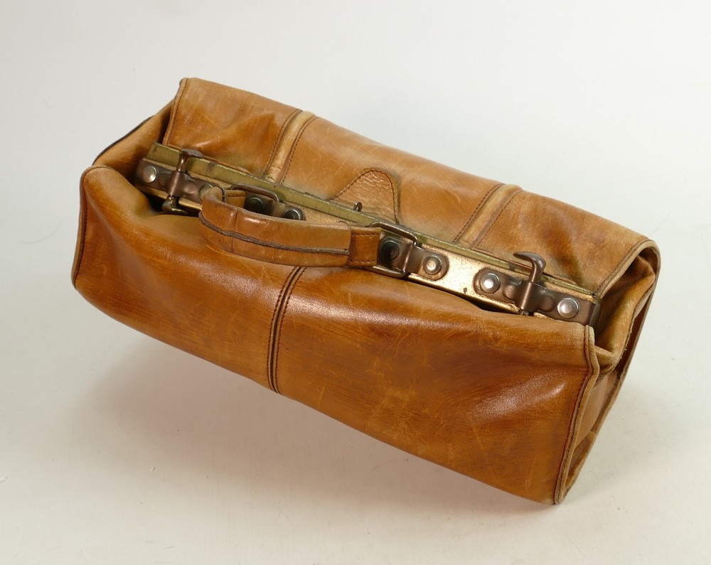 20th century soft leather doctors bag with brass fittings: Length 34cm x height 27cm. - Image 2 of 6