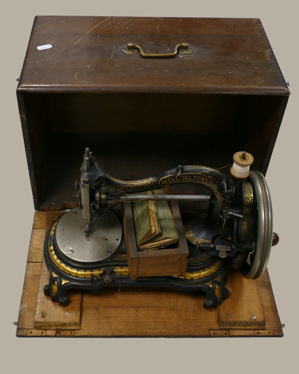 19th century Bradbury & Co Wellington sewing machine in good condition: In wooden case with original - Image 4 of 6