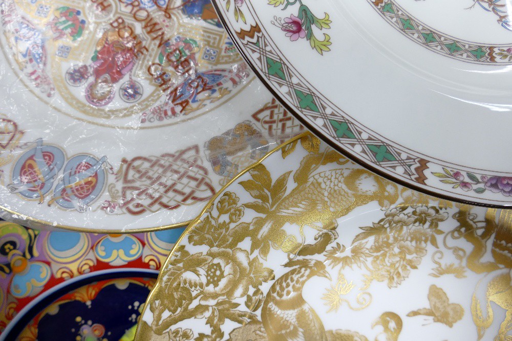 A mixed collection of items to include: Royal Crown Derby, Wedgwood, Spode & Rosenthal decorative