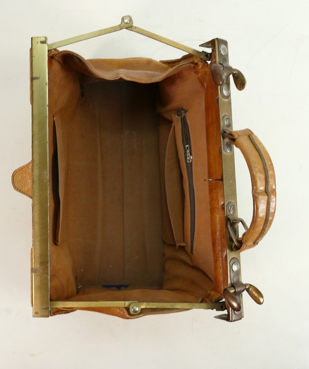 20th century soft leather doctors bag with brass fittings: Length 34cm x height 27cm. - Image 5 of 6
