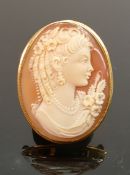 18ct gold framed carved Italian shell cameo pendant brooch: Lovely example, measures 43mm high