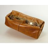 20th century soft leather doctors bag with brass fittings: Length 34cm x height 27cm.