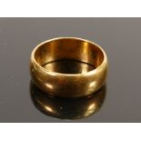 22ct gold wedding ring band: Weight 8.9g, size P.