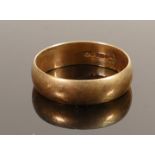 9ct gold gentleman's wedding ring, size T/U 3.7g: